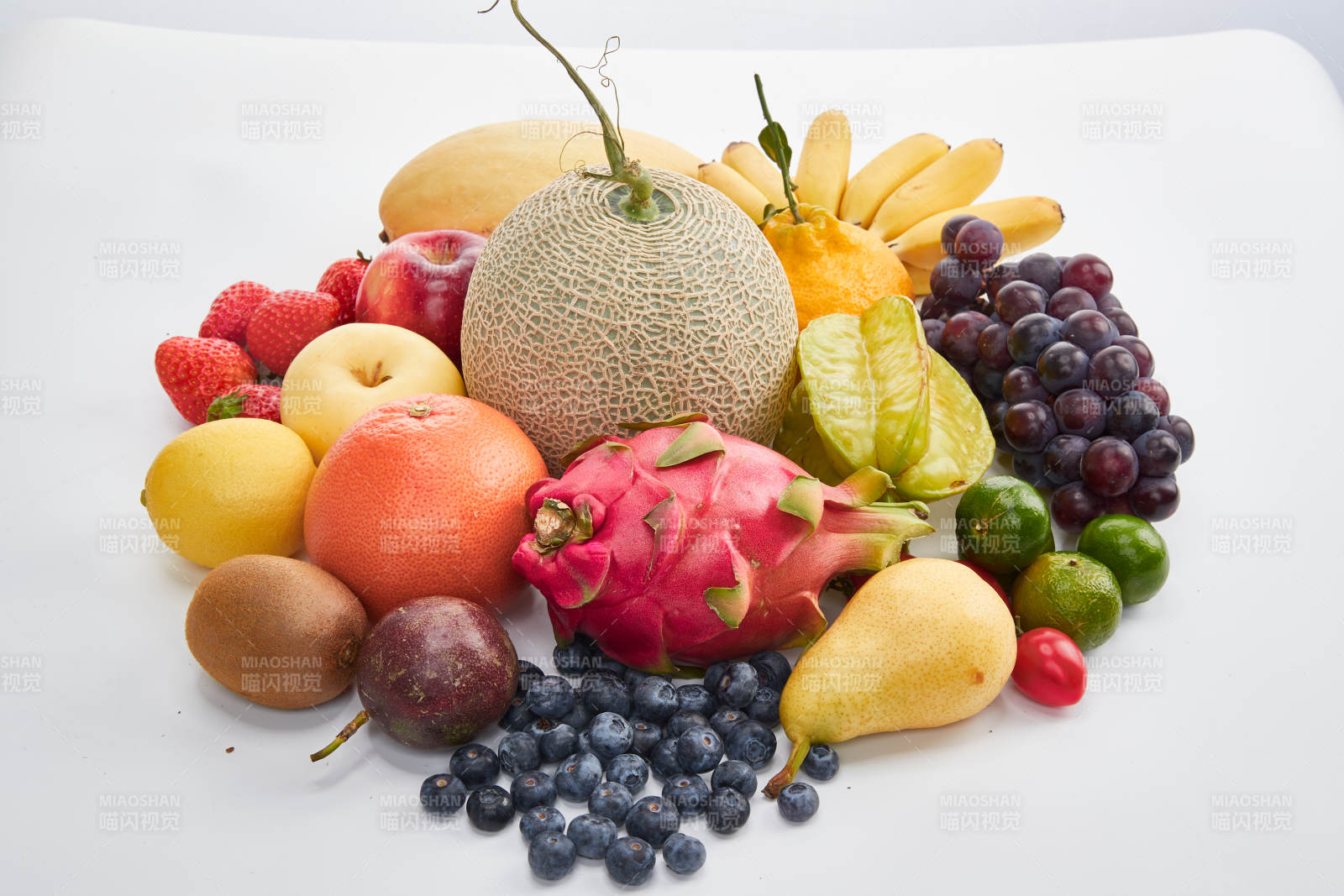 白色背景上擺放的生鮮混合水果