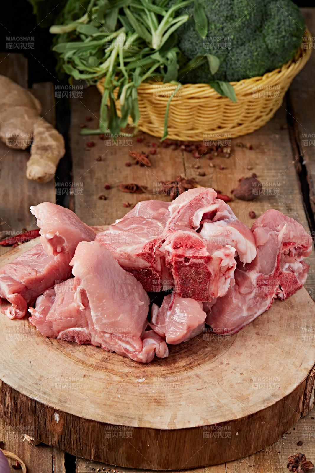 检疫合格的屠宰生鲜猪肉-摄影图