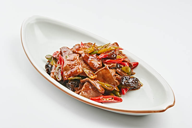 白色瓷盘装的木耳辣椒炒猪肝