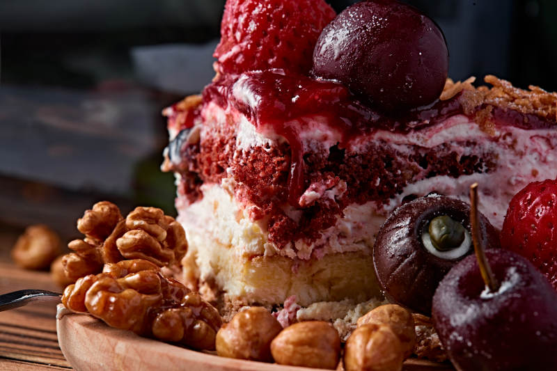 鲜水果点缀的鲜奶慕斯草莓烤坚果生日蛋糕