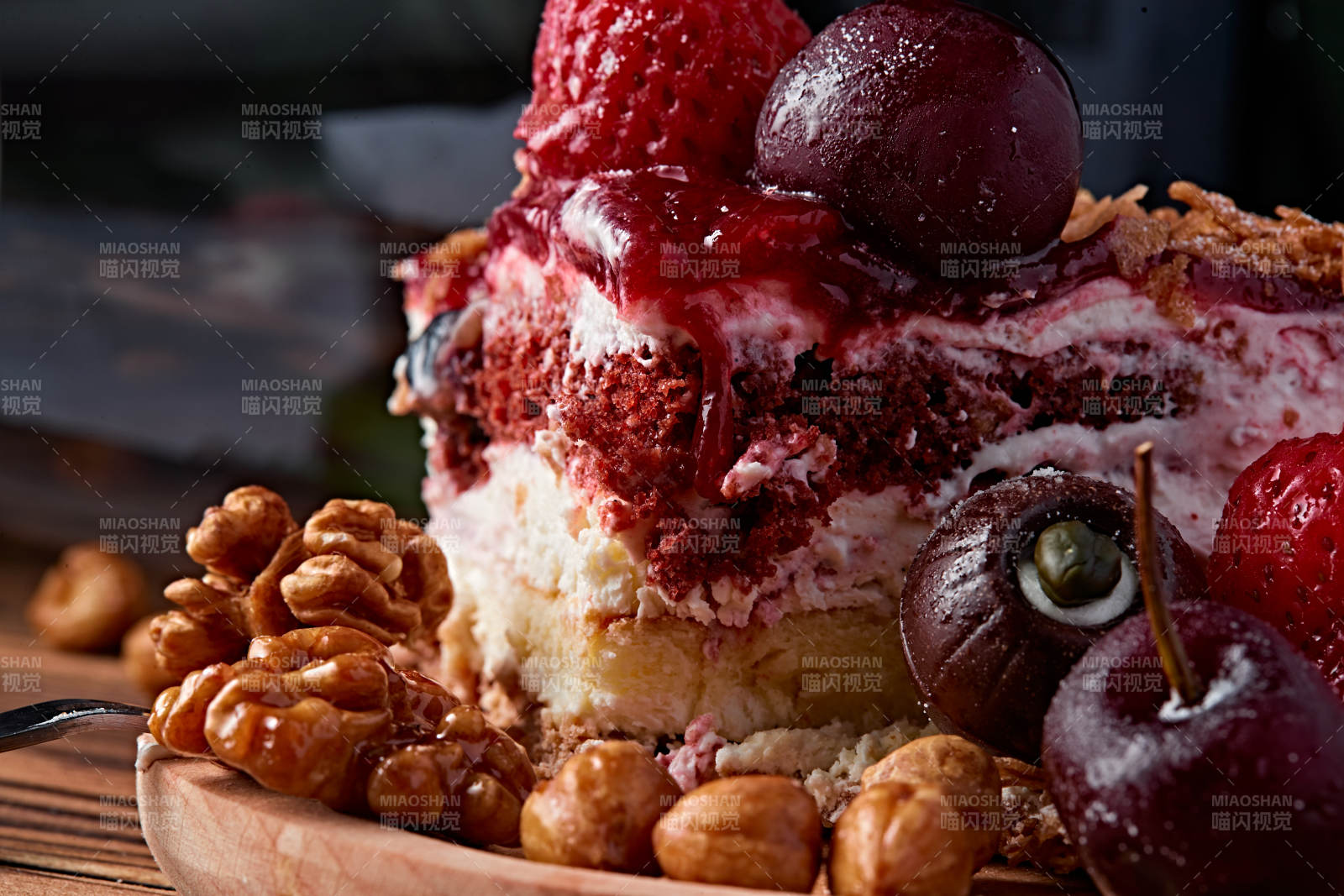 鮮水果點綴的鮮奶慕斯草莓烤堅果生日蛋糕