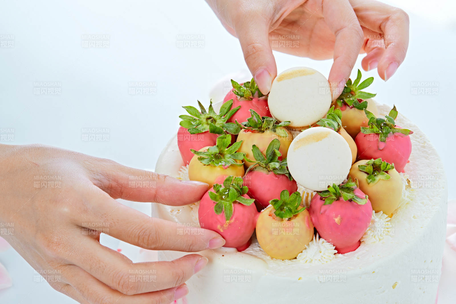 鲜草莓马卡龙法式多层奶夹心油蛋糕