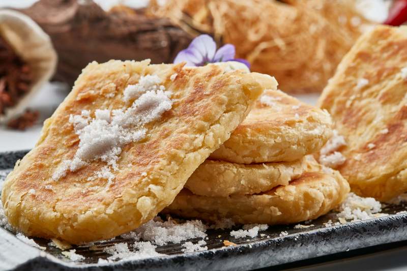 精美餐具装的香酥口袋饼