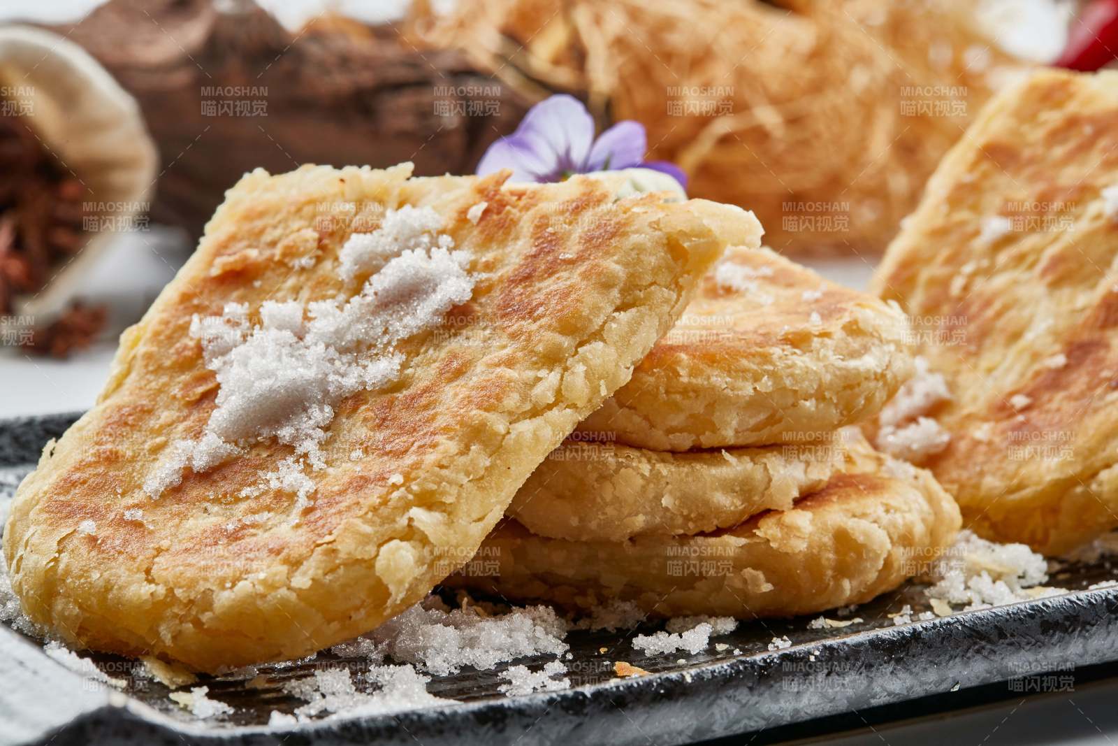 精美餐具裝的香酥口袋餅