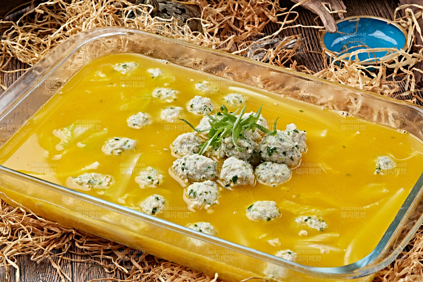 浓汤小白菜炖香菜鸡肉丸-摄影图