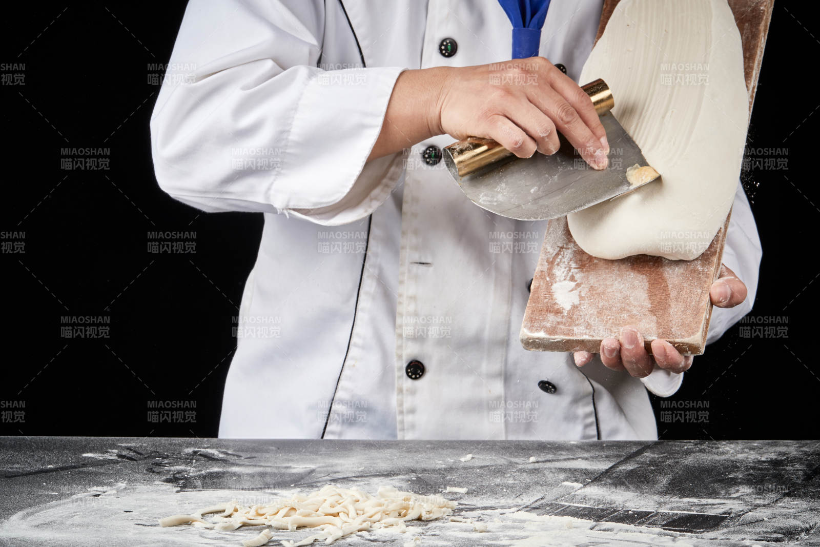技藝精湛的山西刀削面師在展示刀削面制作