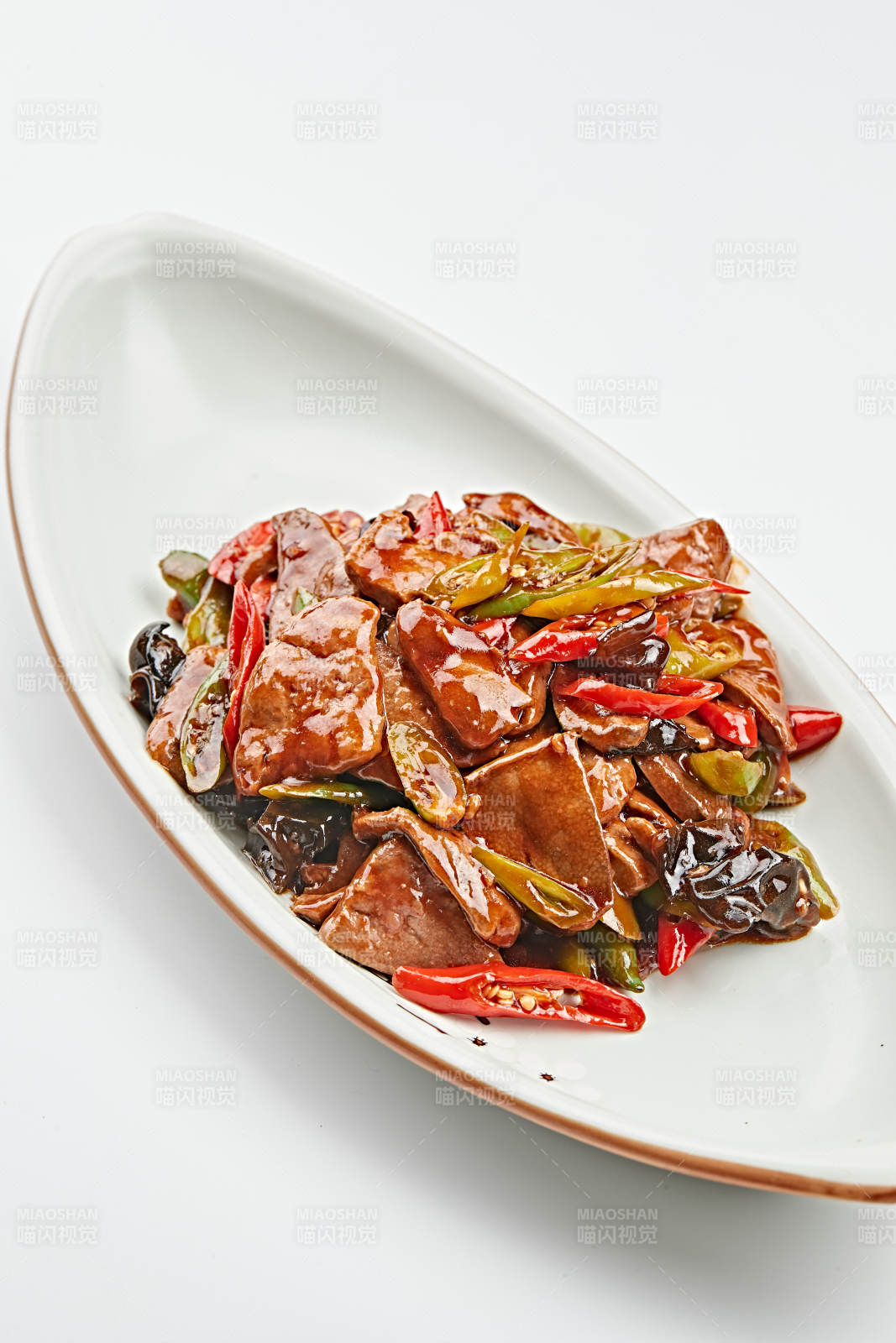 白色瓷盘装的木耳辣椒炒猪肝