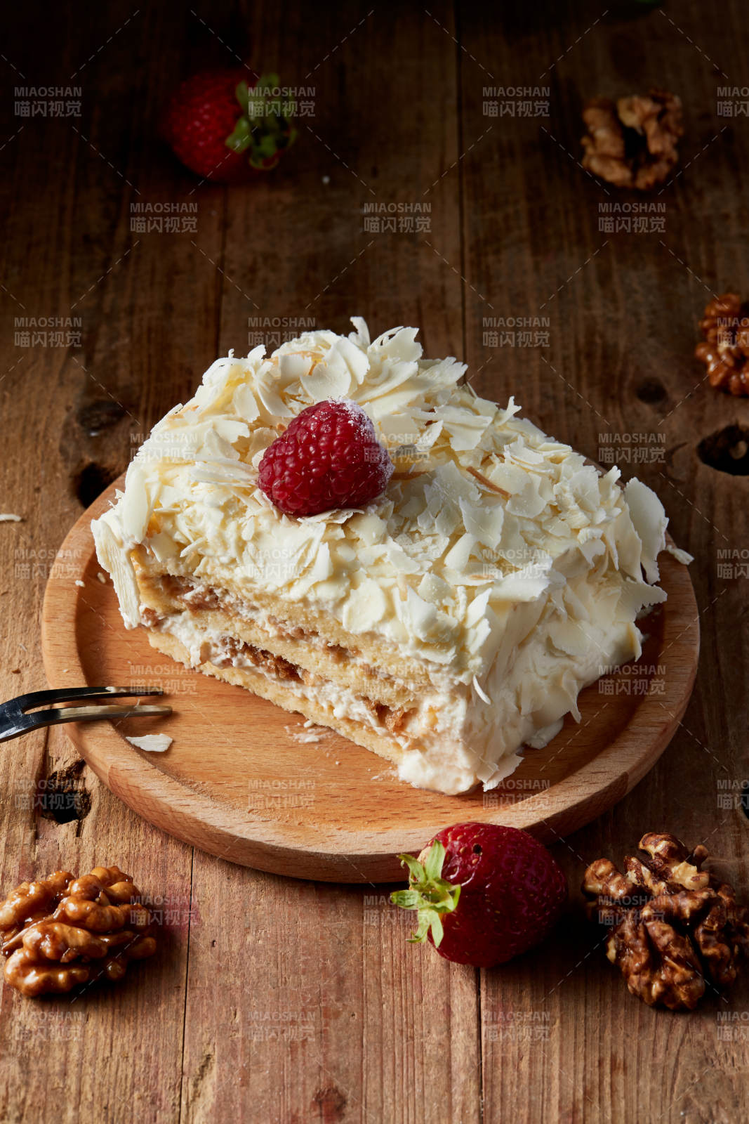 草莓白巧克力榴莲慕斯生日蛋糕