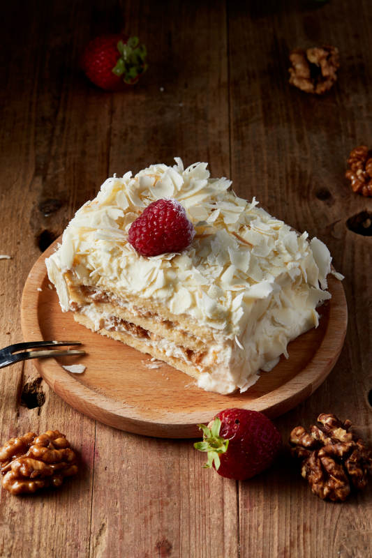 草莓白巧克力榴莲慕斯生日蛋糕