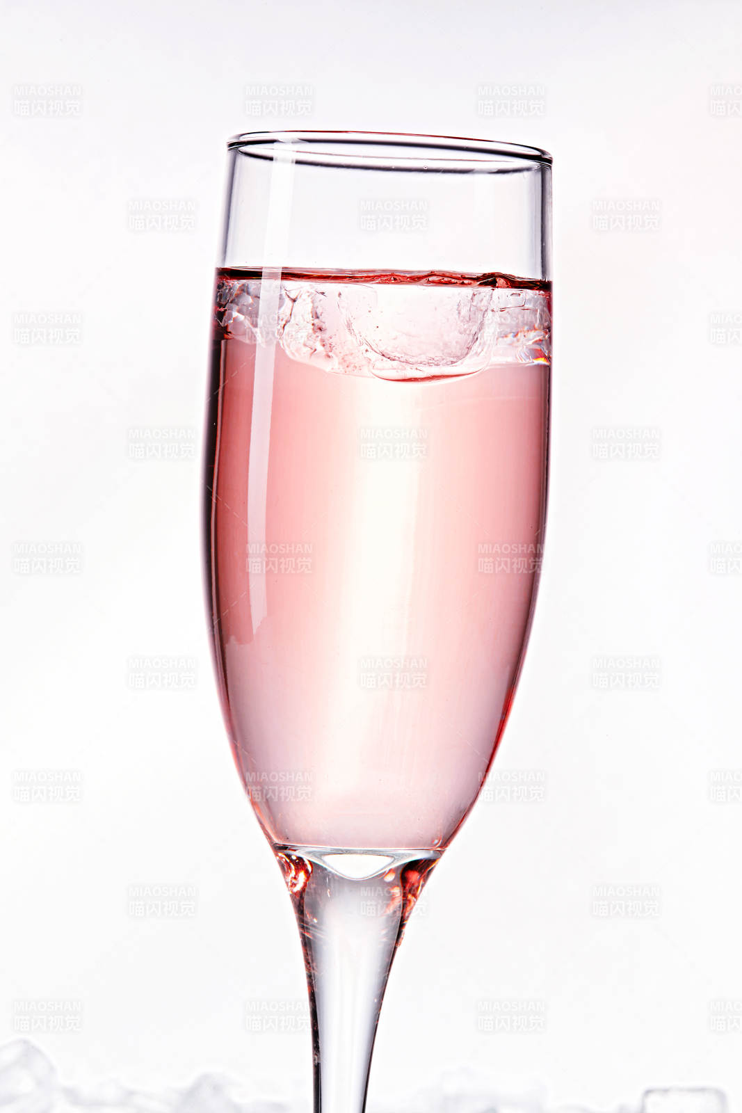 布满冰块的酒杯中的清凉桃子味预调酒-摄影图