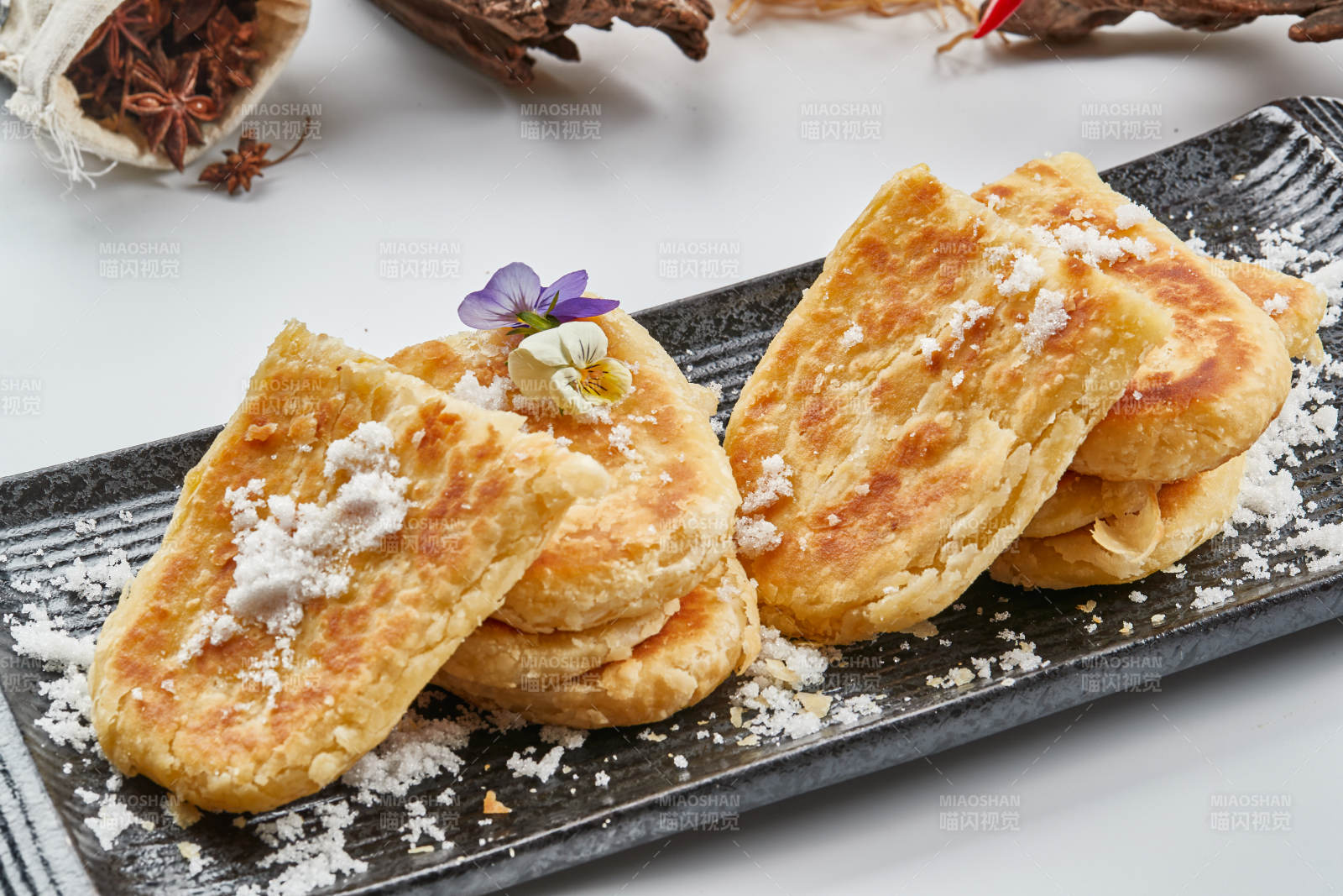 精美餐具裝的香酥口袋餅