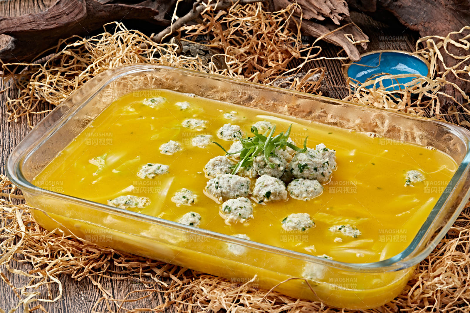 浓汤小白菜炖香菜鸡肉丸-摄影图