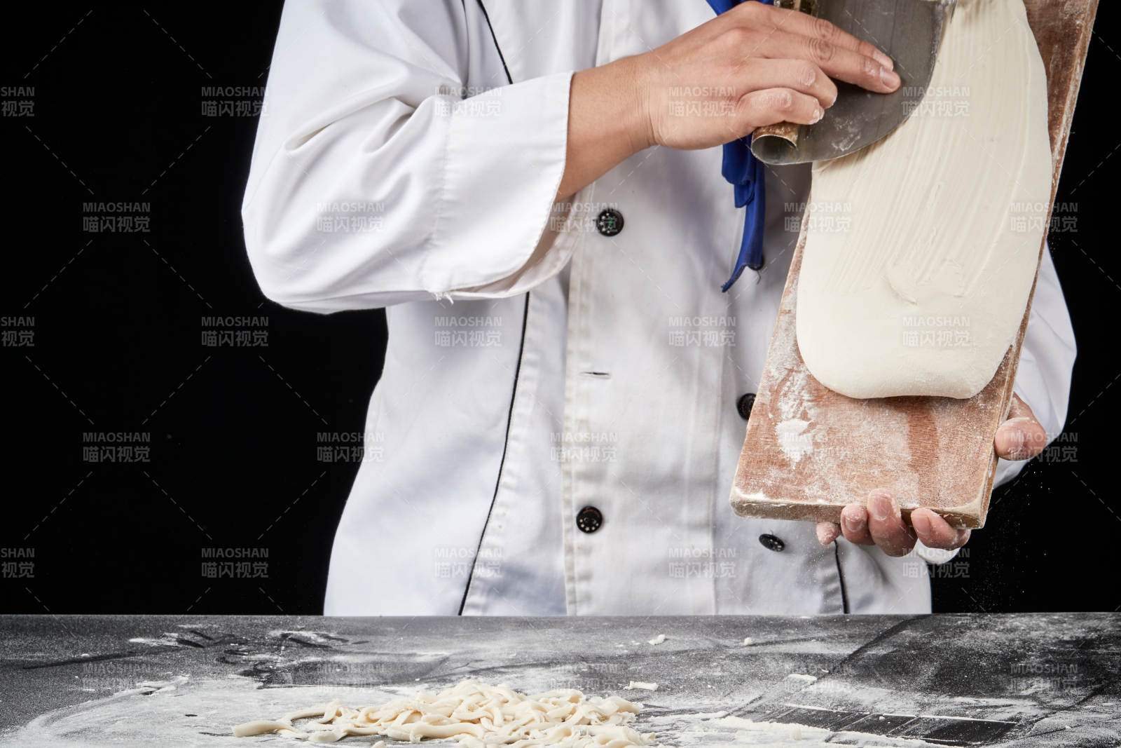 技藝精湛的山西刀削面師在展示刀削面制作