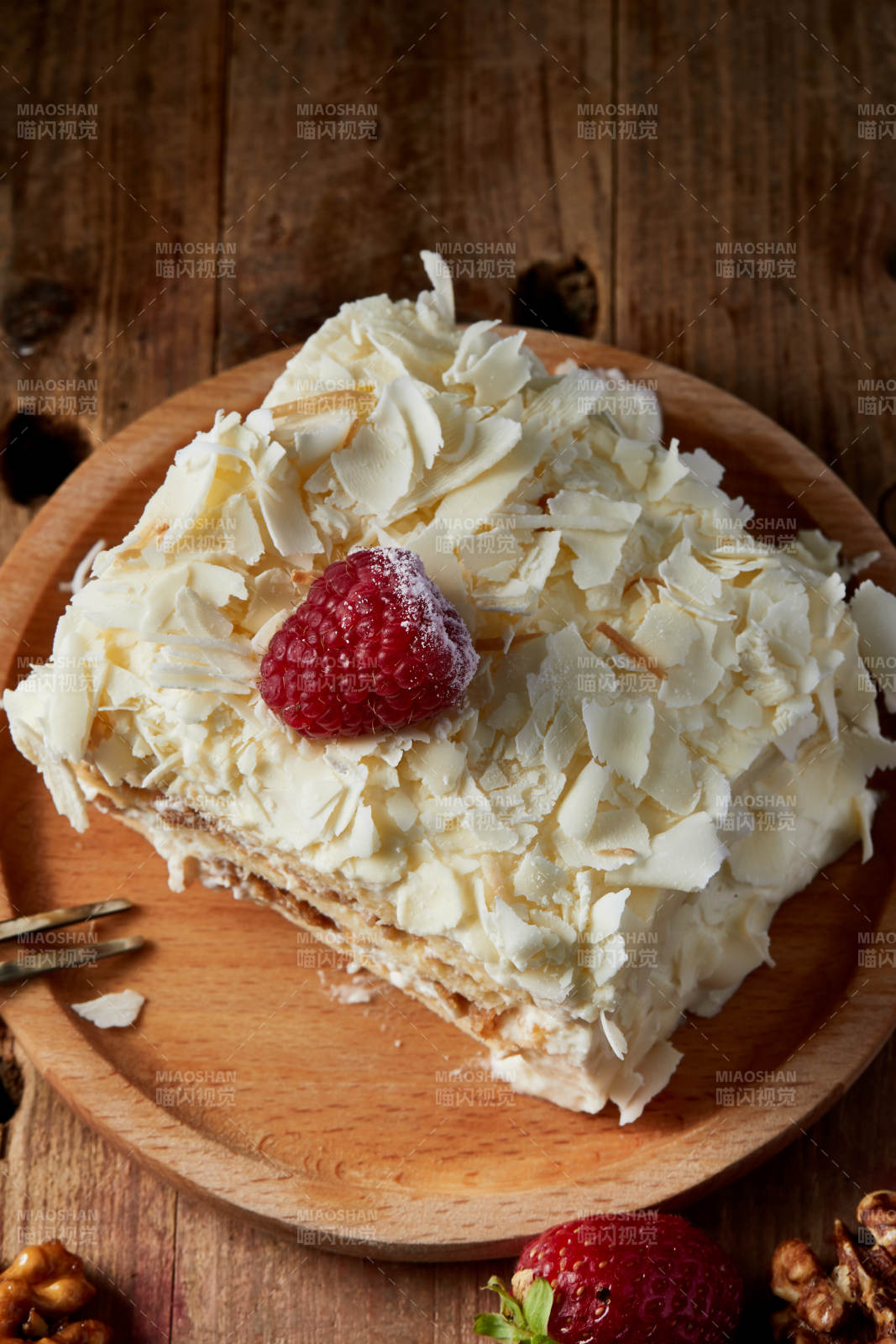 草莓白巧克力榴莲慕斯生日蛋糕