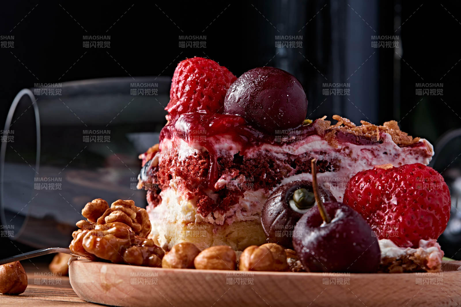 鮮水果點綴的鮮奶慕斯草莓烤堅果生日蛋糕