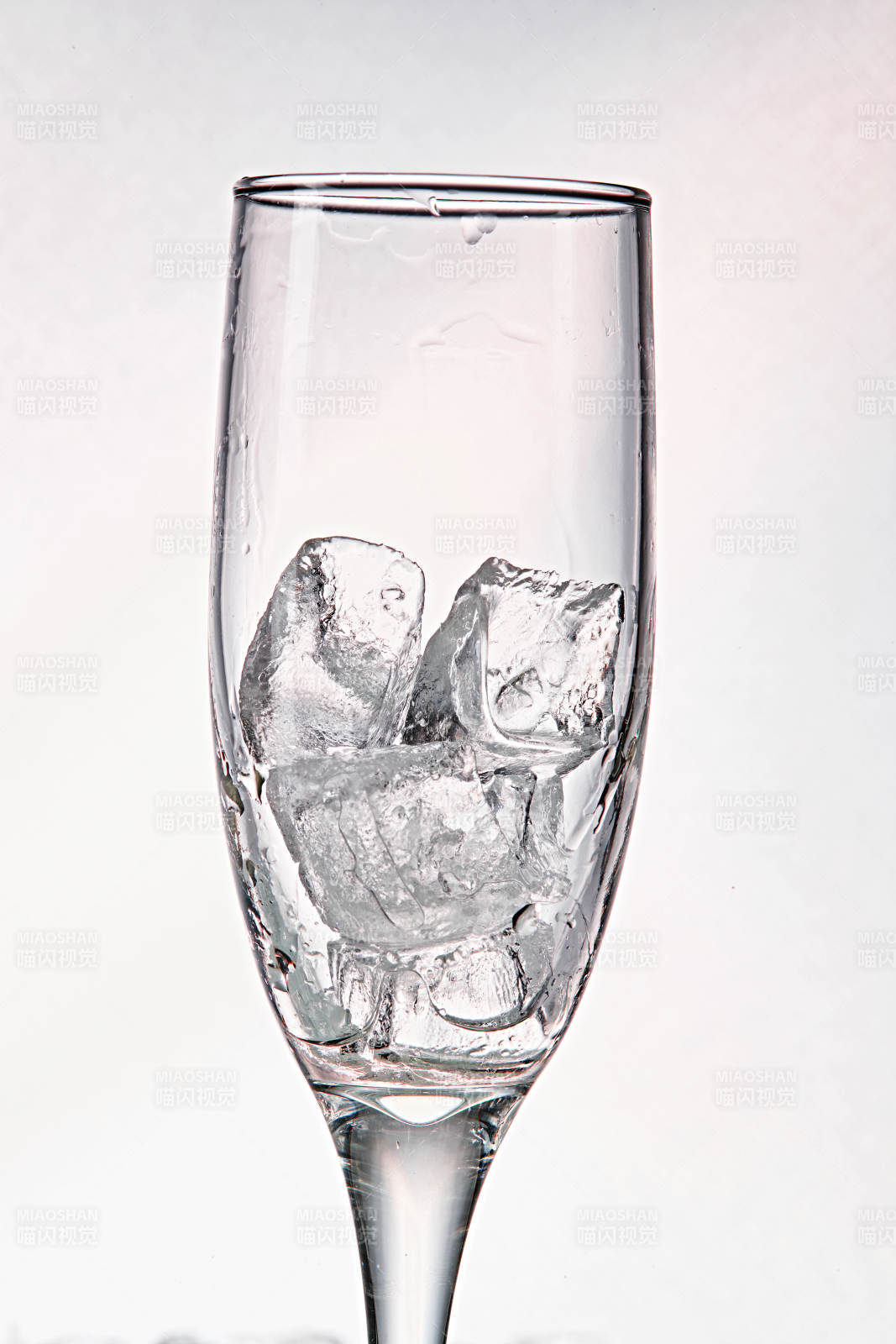 布满冰块的酒杯中的清凉桃子味预调酒-摄影图