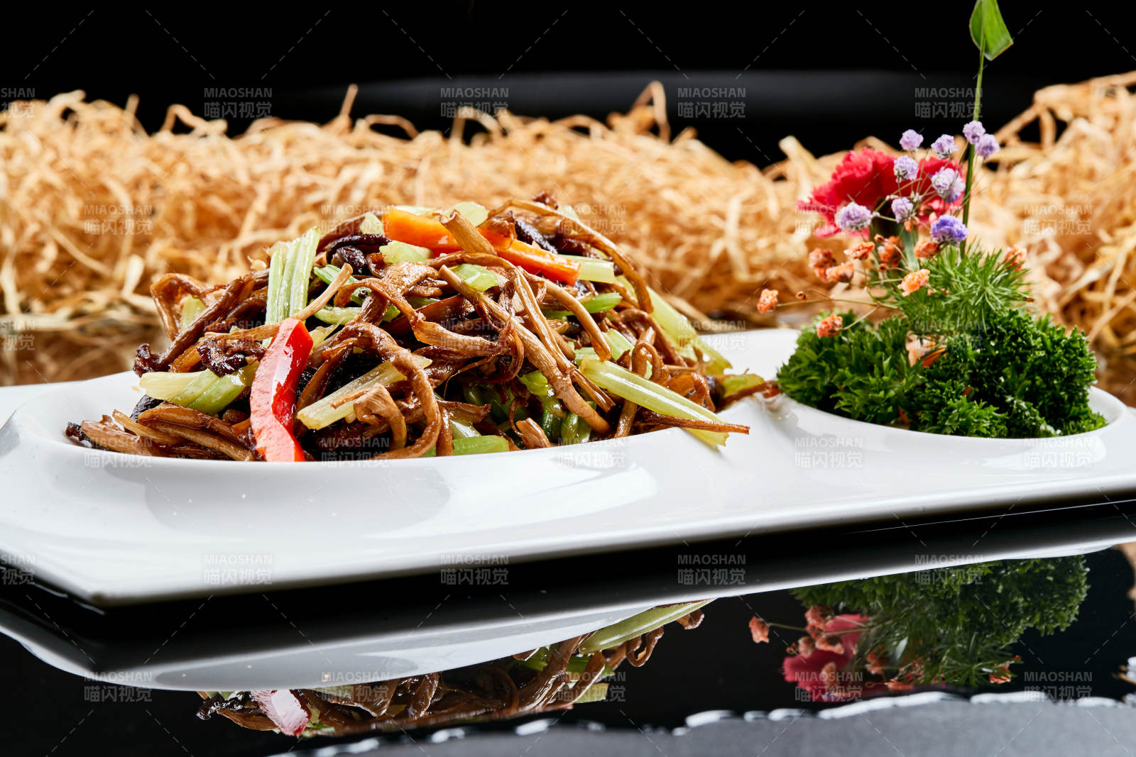 白色瓷盘装的双椒丝木耳小炒茶树菇