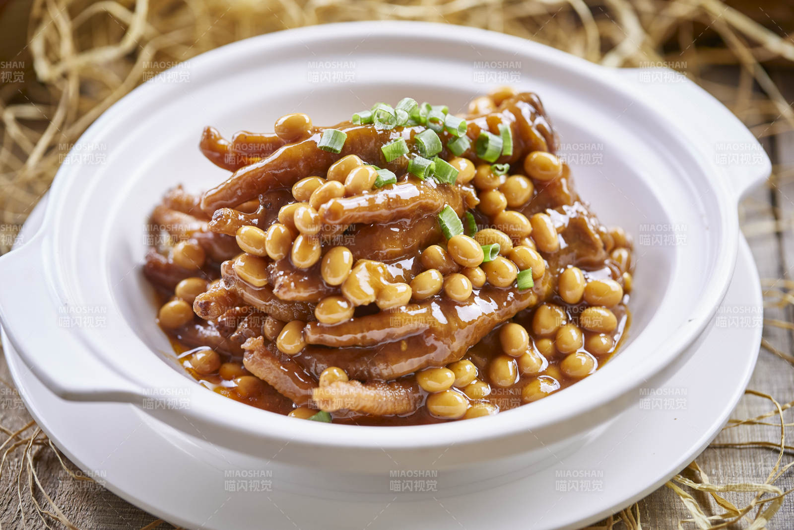 白色砂锅装的黄豆焖鸡脚凤爪-摄影图