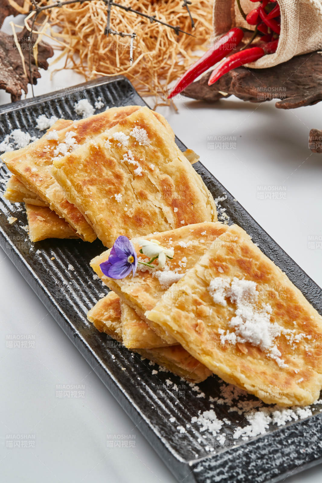 精美餐具裝的香酥口袋餅