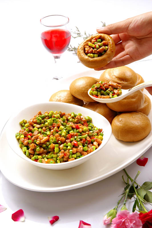 瓷盤裝的窩頭渣渣鴨