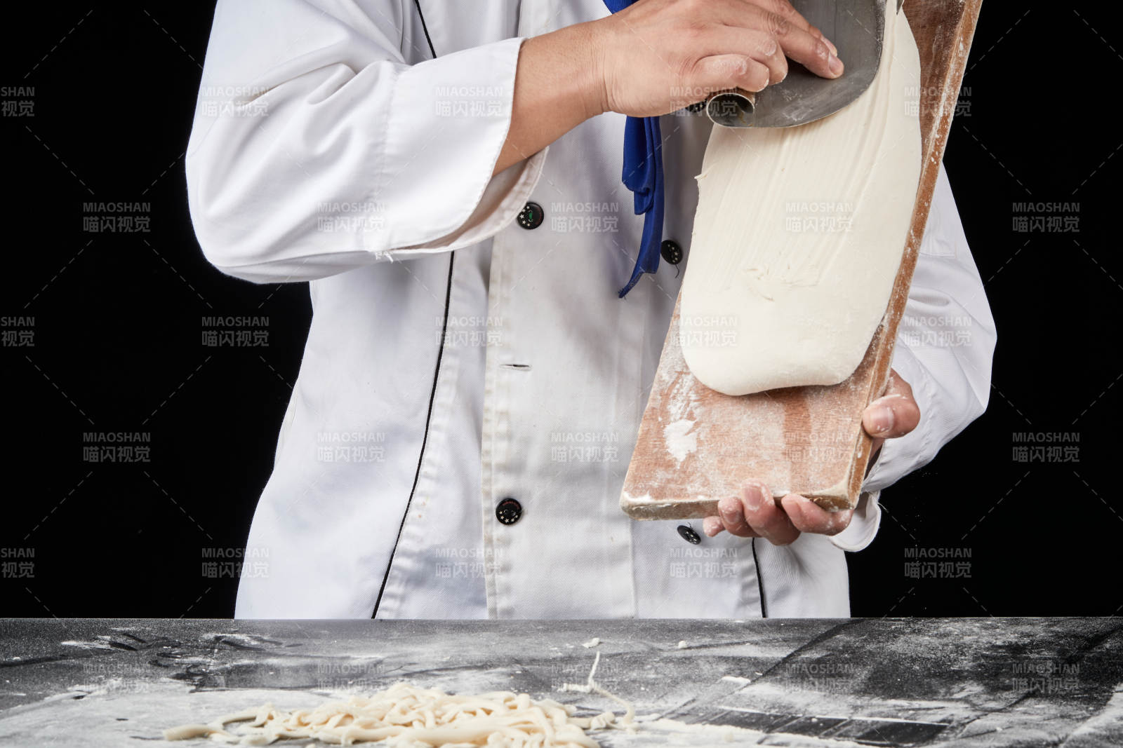 技藝精湛的山西刀削面師在展示刀削面制作