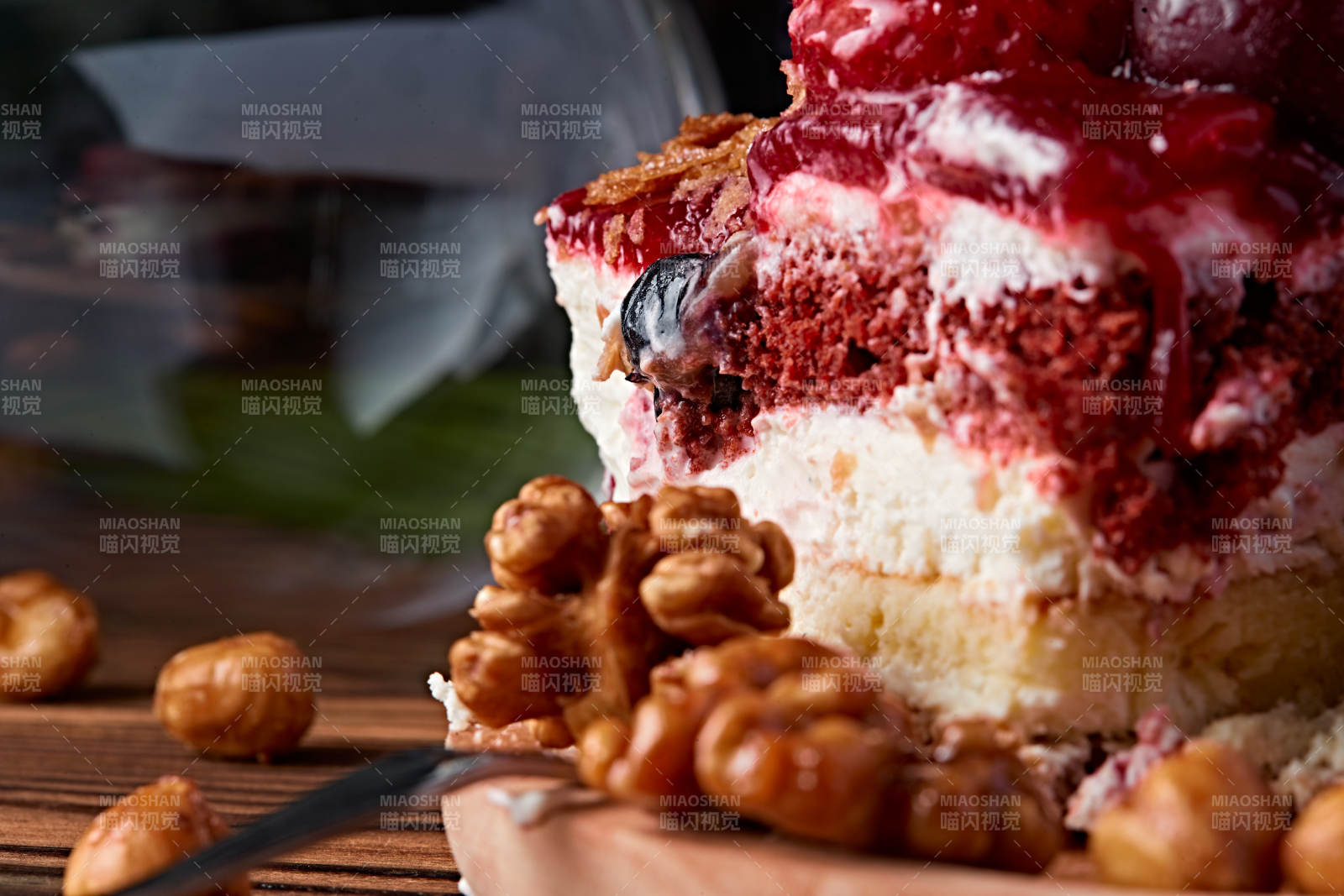 鮮水果點綴的鮮奶慕斯草莓烤堅果生日蛋糕