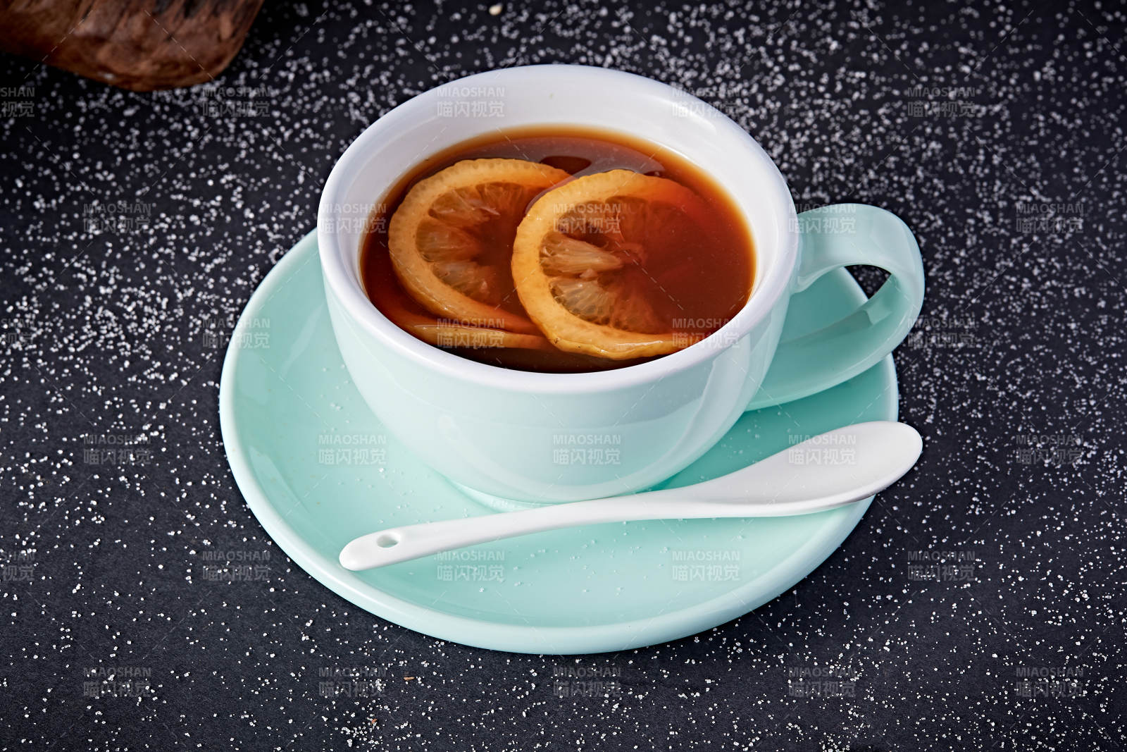 柠檬红茶摆放在黑色背景上