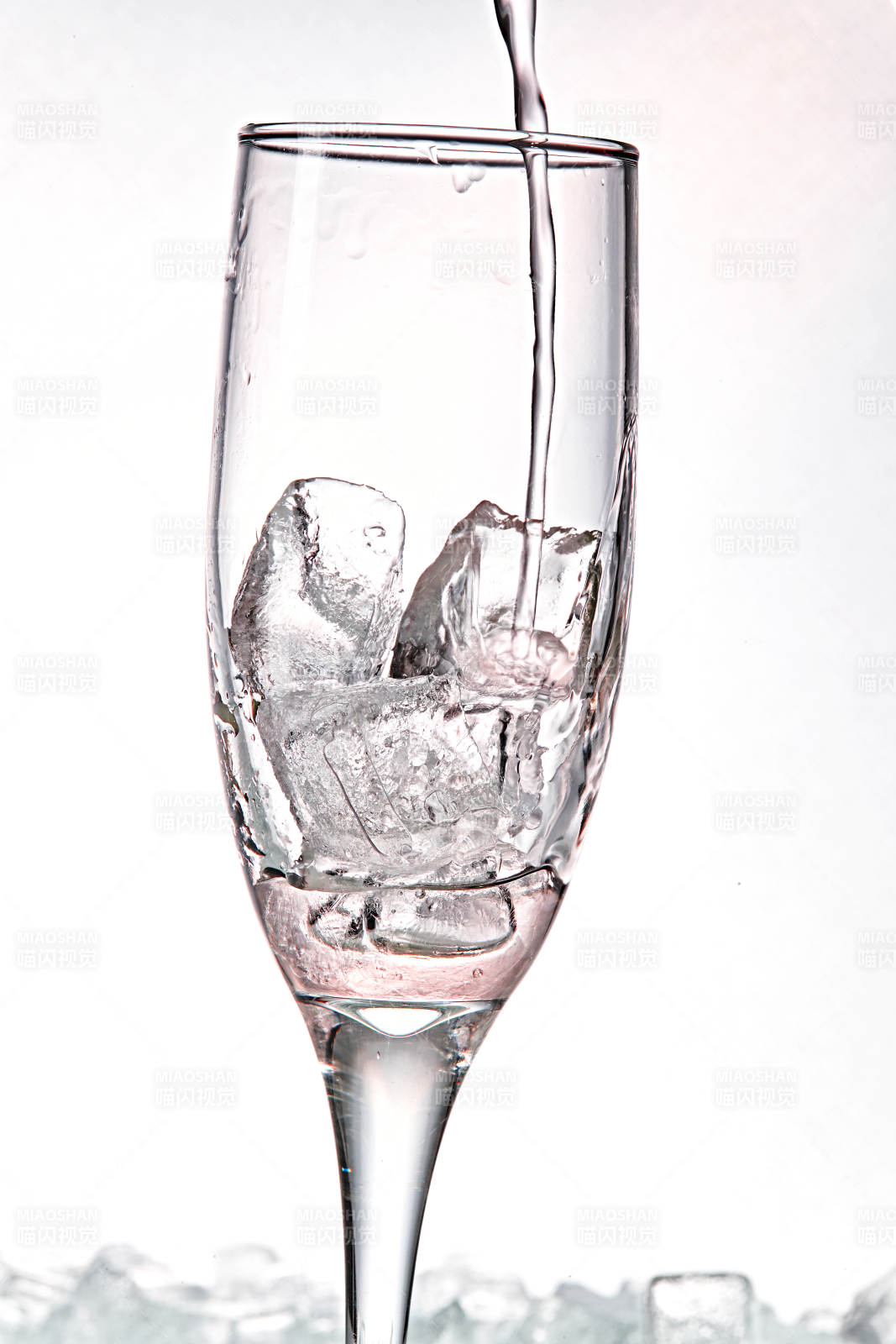 布满冰块的酒杯中的清凉桃子味预调酒-摄影图