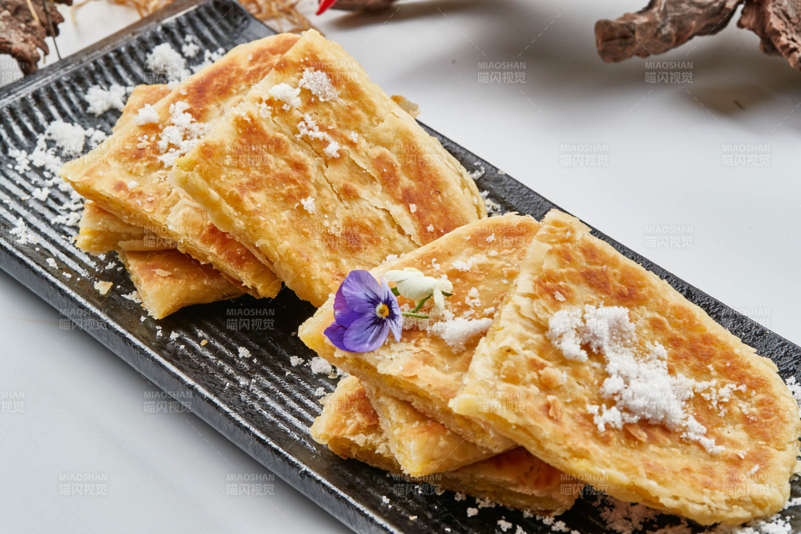 精美餐具裝的香酥口袋餅