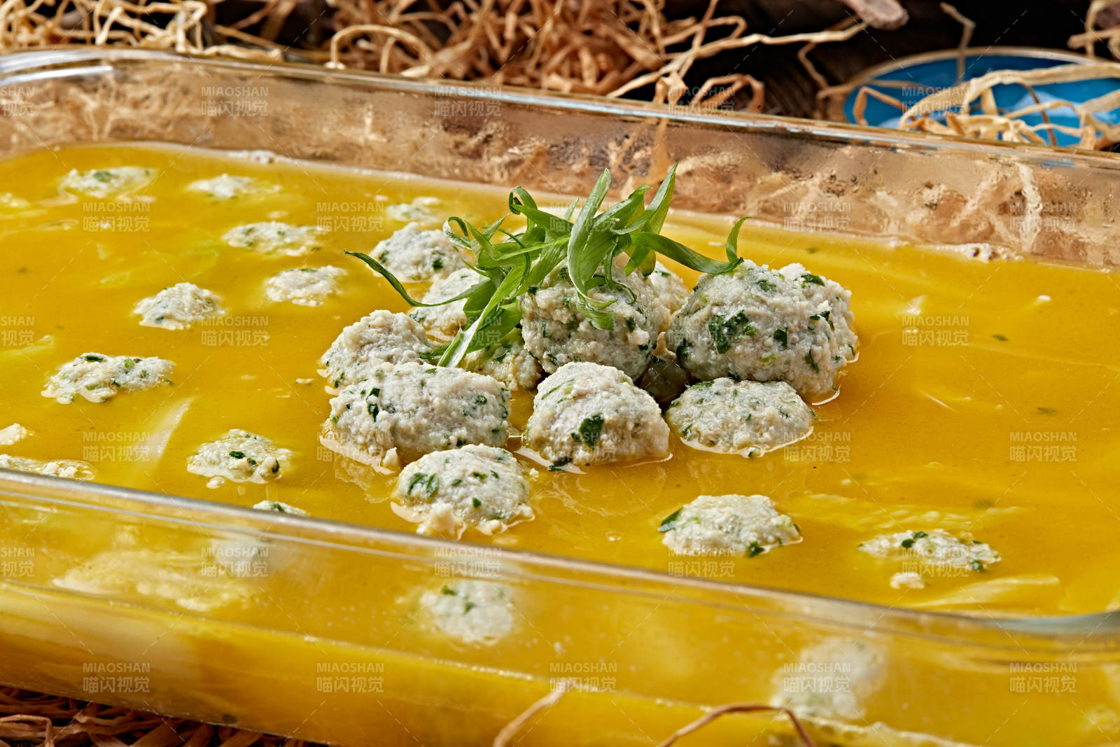 浓汤小白菜炖香菜鸡肉丸-摄影图