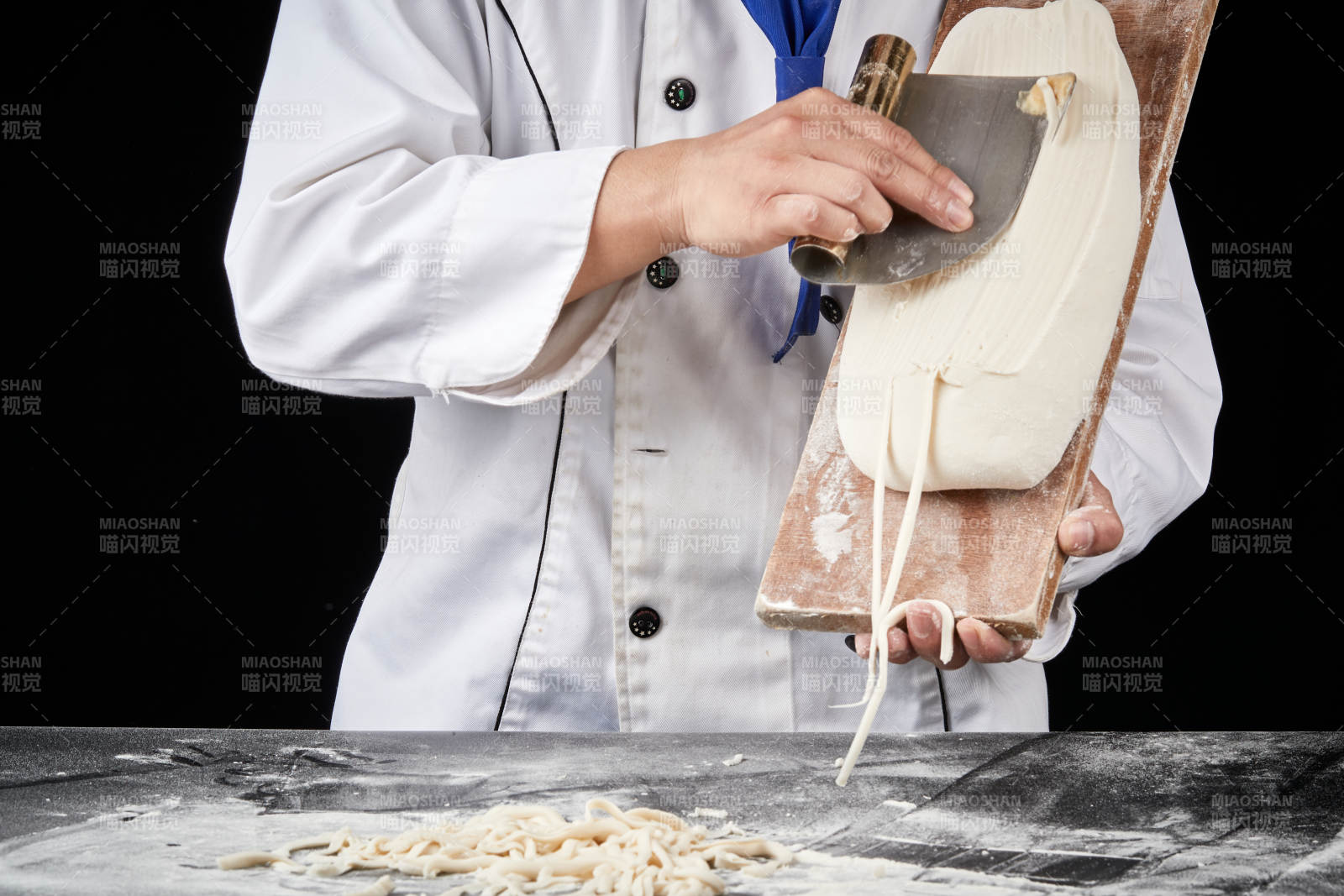 技藝精湛的山西刀削面師在展示刀削面制作