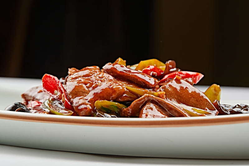 白色瓷盘装的木耳辣椒炒猪肝