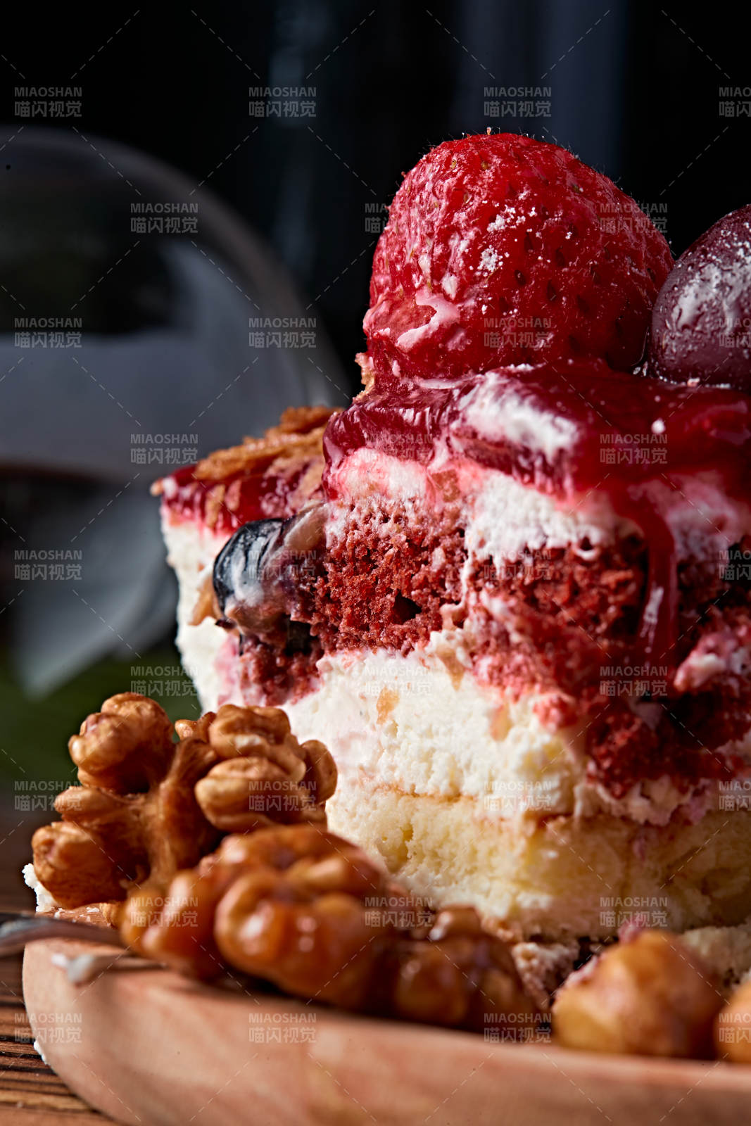 鮮水果點綴的鮮奶慕斯草莓烤堅果生日蛋糕