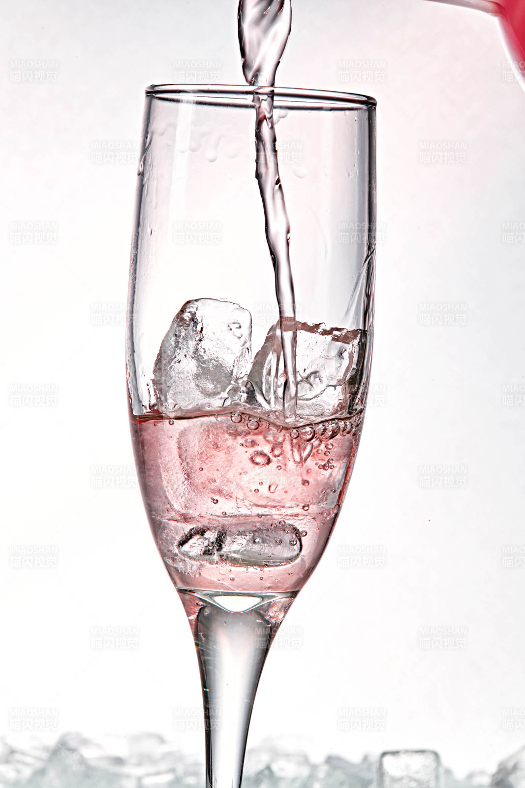 布满冰块的酒杯中的清凉桃子味预调酒-摄影图