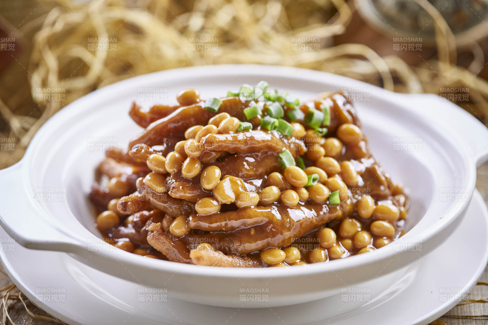 白色砂锅装的黄豆焖鸡脚凤爪-摄影图