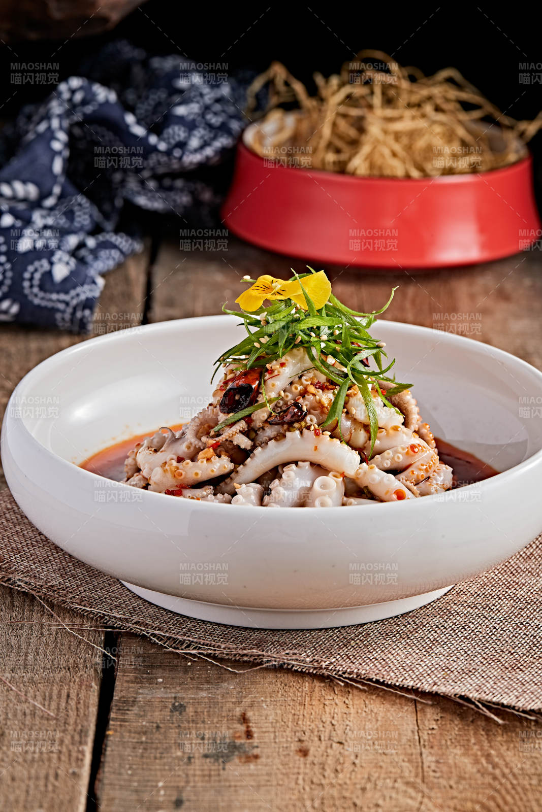 白色瓷盤裝的紅油醋腌章魚爪