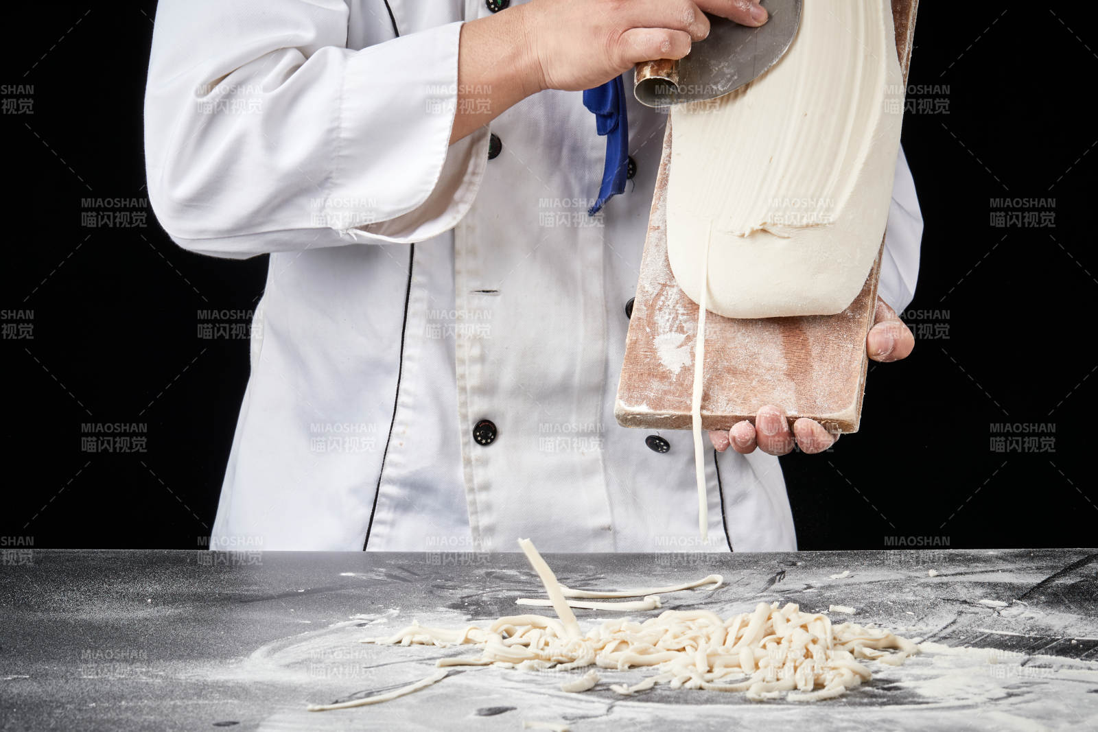 技藝精湛的山西刀削面師在展示刀削面制作