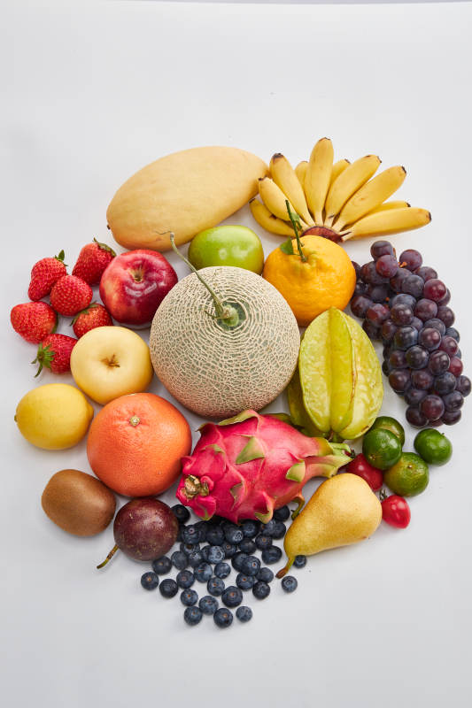 白色背景上摆放的生鲜混合水果
