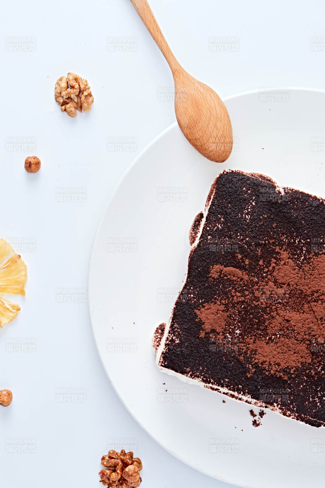 可可粉撒粉鲜奶酪黑森林蛋糕