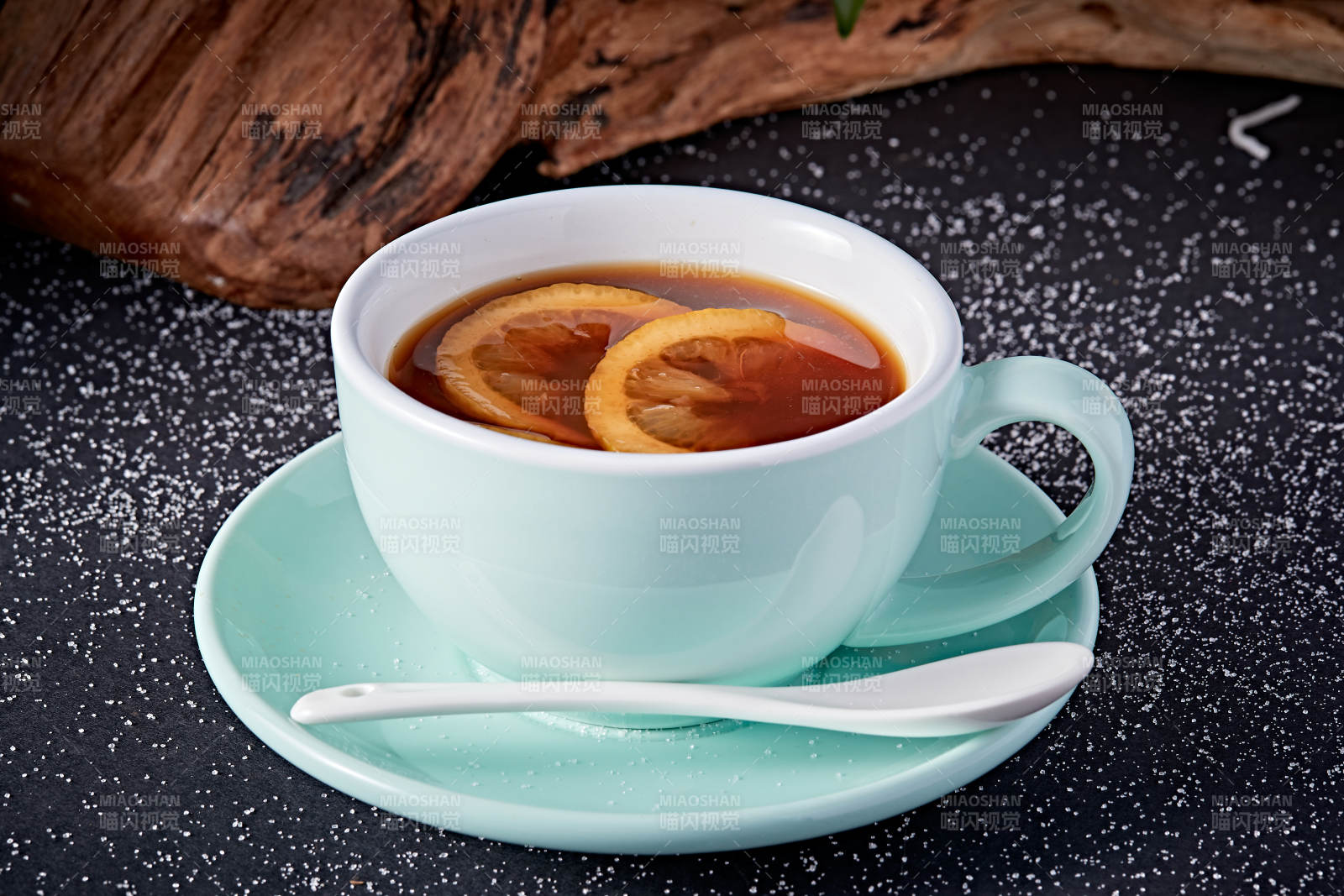 柠檬红茶摆放在黑色背景上