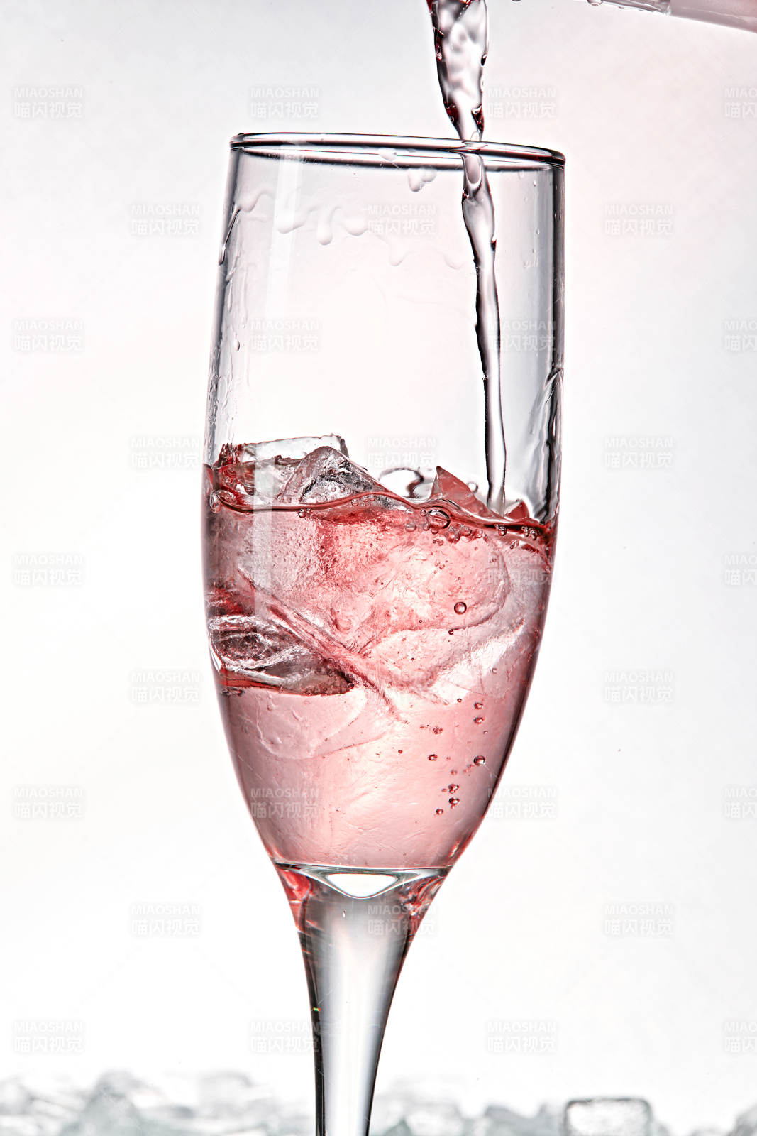 布满冰块的酒杯中的清凉桃子味预调酒-摄影图