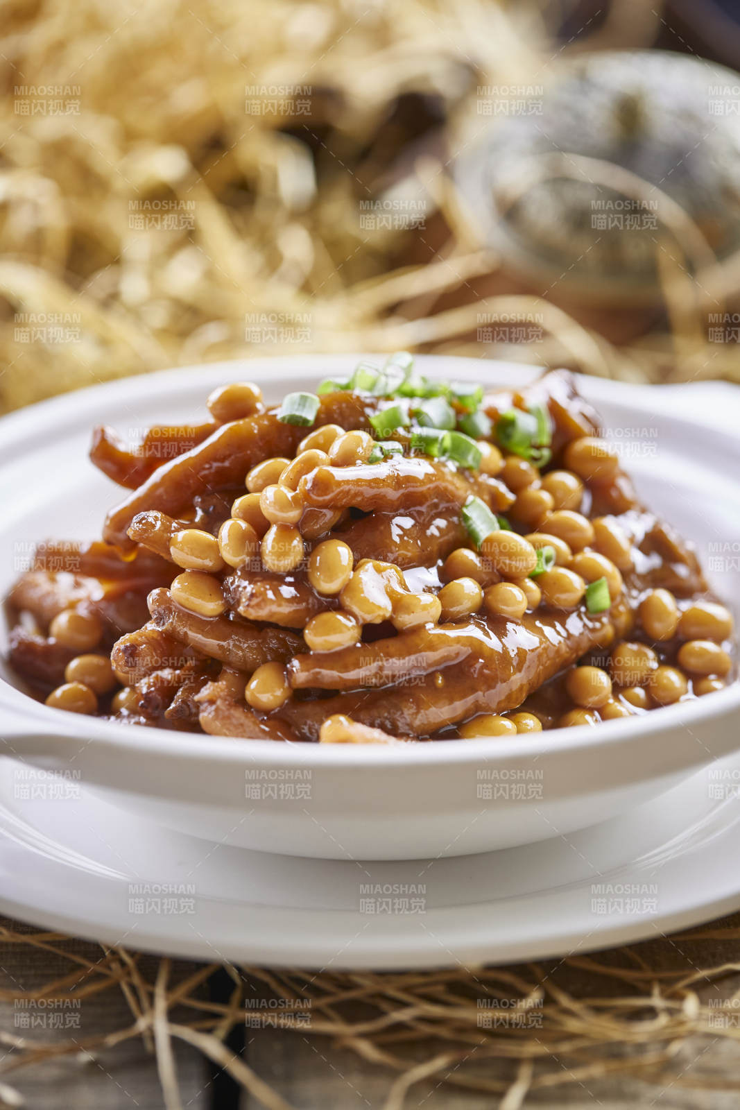 白色砂锅装的黄豆焖鸡脚凤爪-摄影图