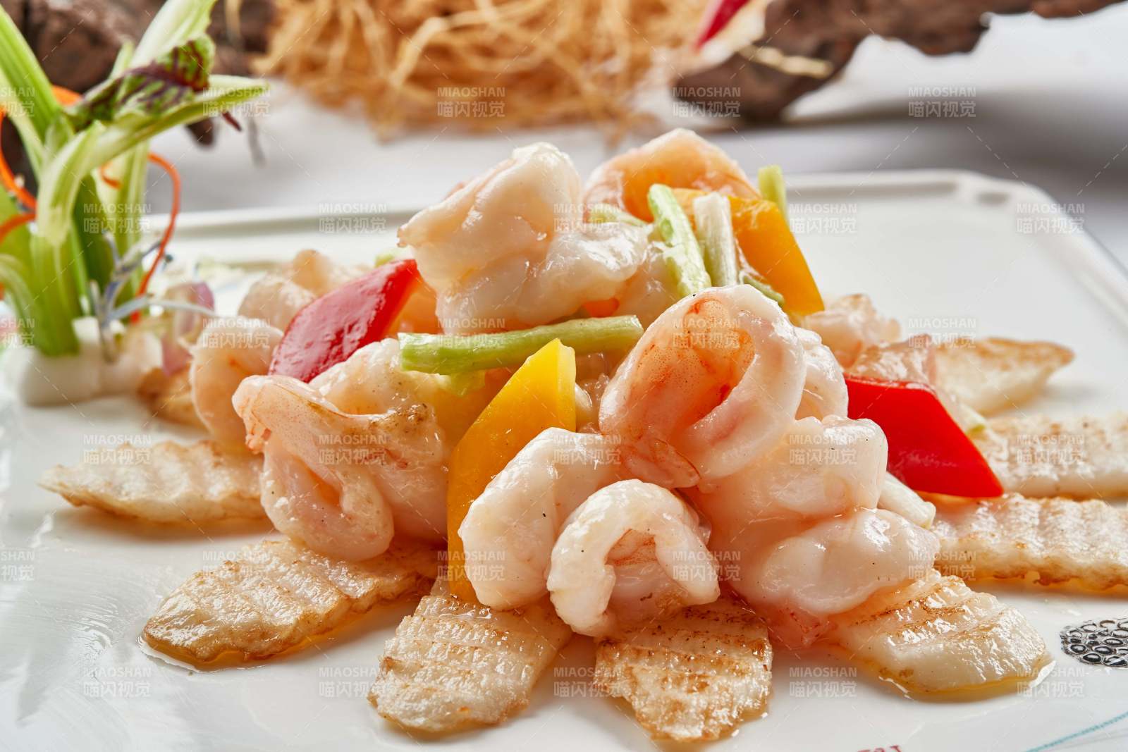 白色瓷盘装的铁板杏鲍菇清炒大虾仁-摄影图