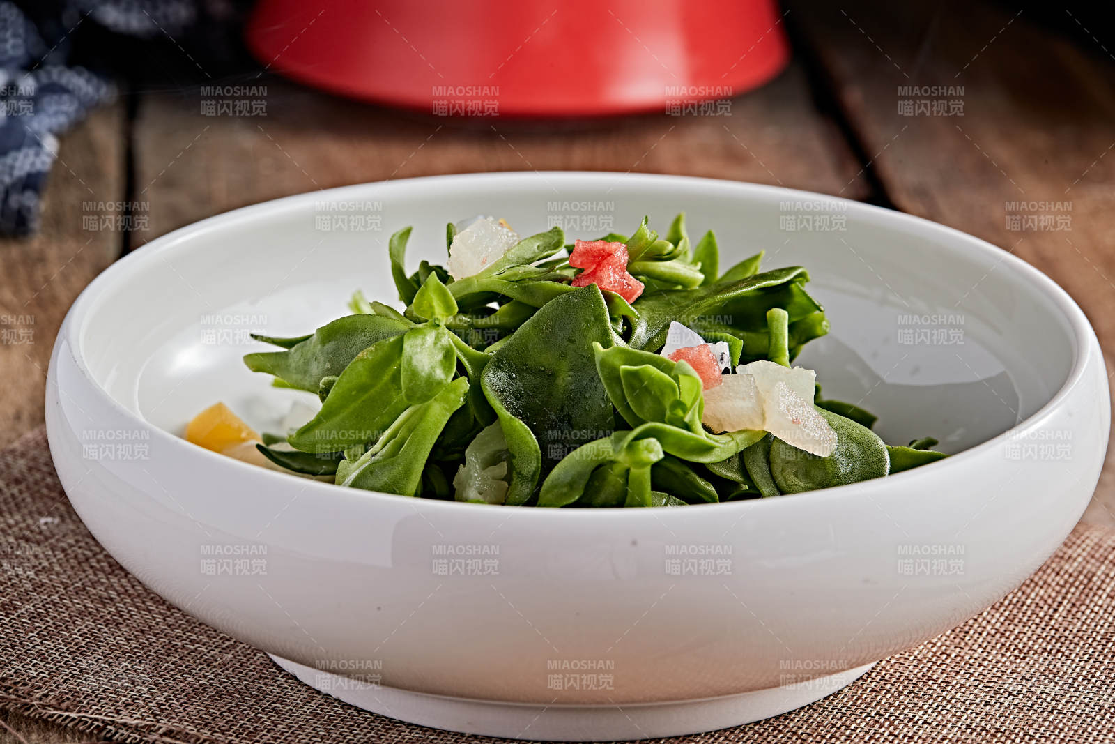 白色瓷盘装的的水果粒炝拌穿心莲