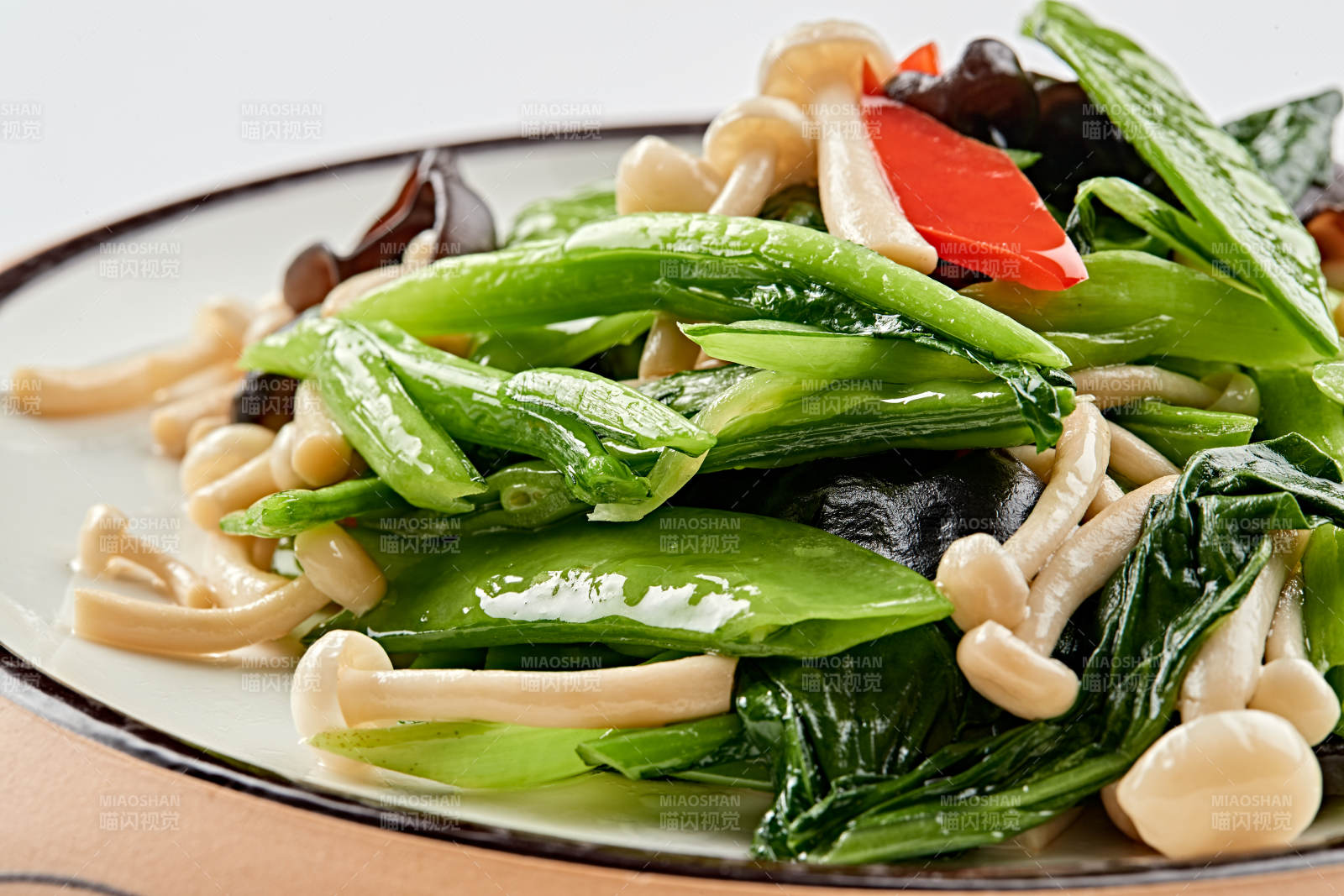 精美餐具装的粤式小炒彩椒蜜豆芥蓝白玉菇-摄影图