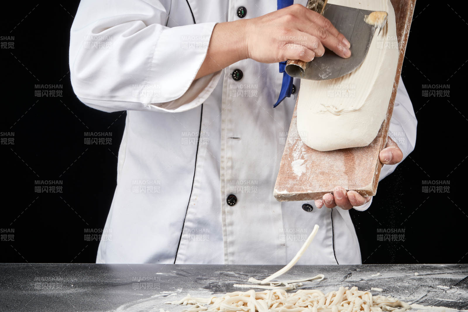 技藝精湛的山西刀削面師在展示刀削面制作