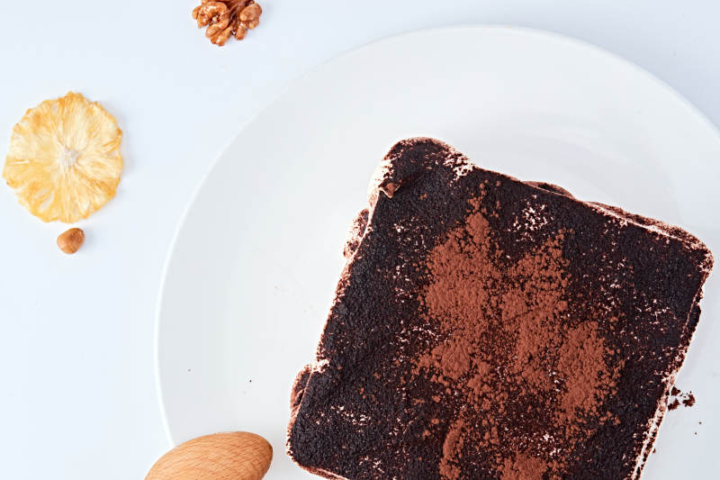 可可粉撒粉鲜奶酪黑森林蛋糕