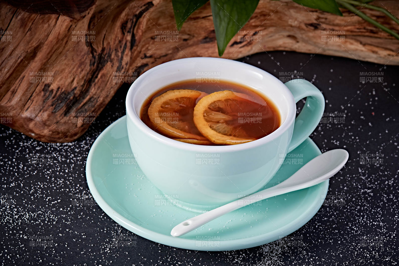 柠檬红茶摆放在黑色背景上