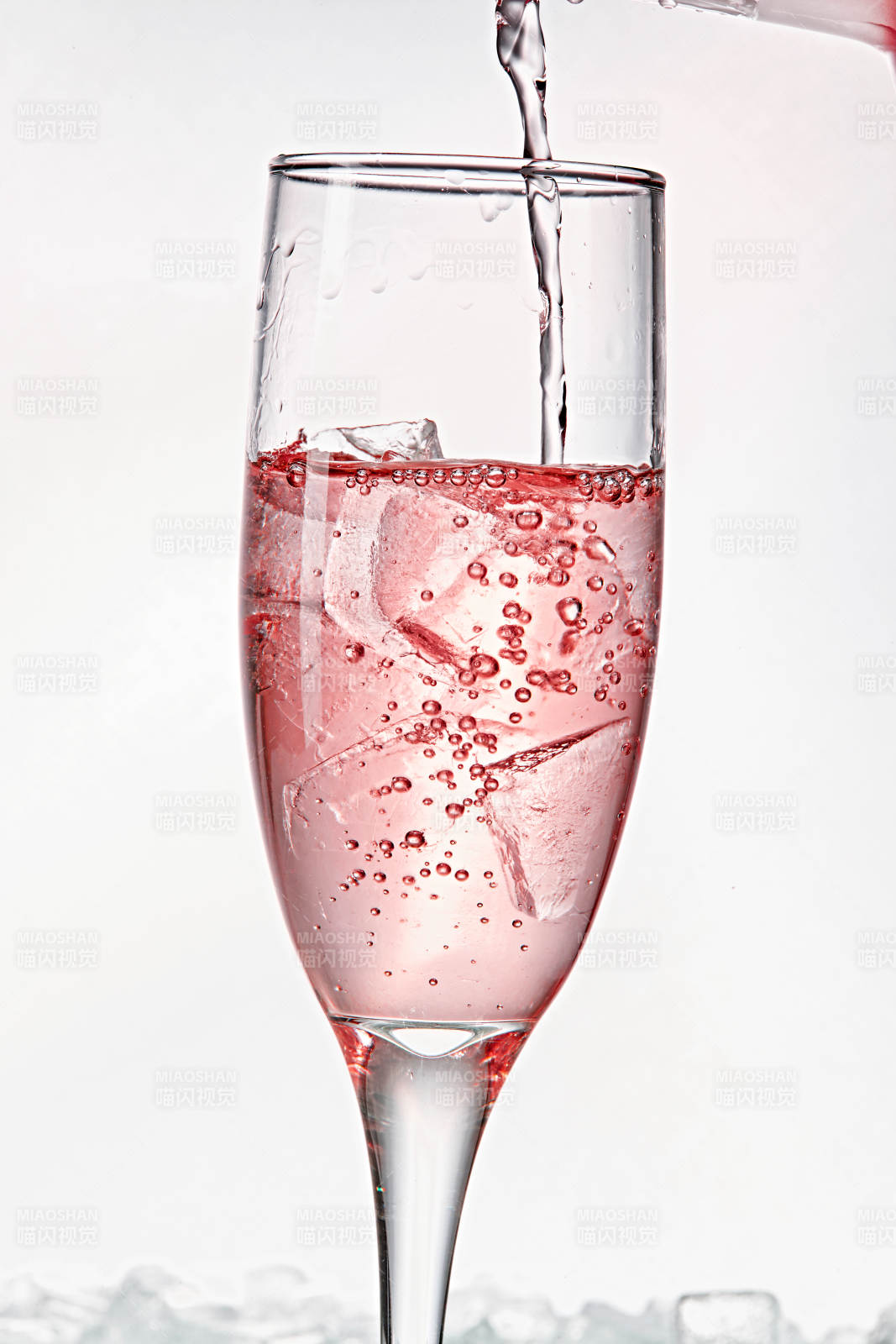 布满冰块的酒杯中的清凉桃子味预调酒