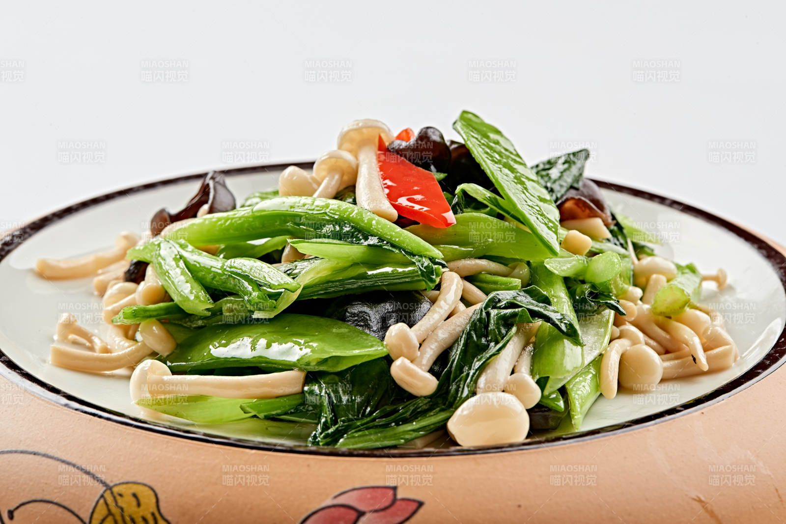 精美餐具装的粤式小炒彩椒蜜豆芥蓝白玉菇-摄影图